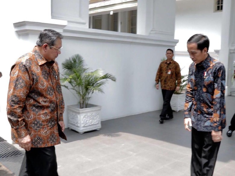 Momen Bungkuk Hormat Jokowi ke SBY di Istana Merdeka