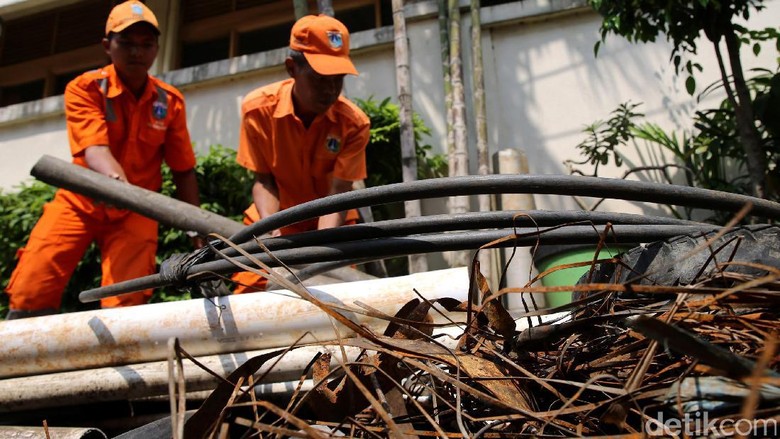 anies-dapat-laporan-sampah-kabel-di-got-balai-kota-ulah-pencuri