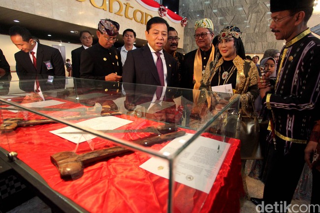 Melihat Pameran Keris di DPR