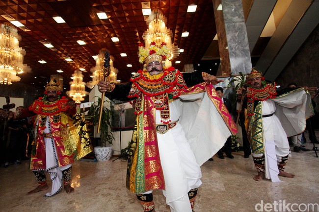 Melihat Pameran Keris di DPR