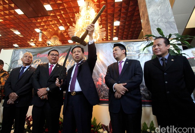 Melihat Pameran Keris di DPR
