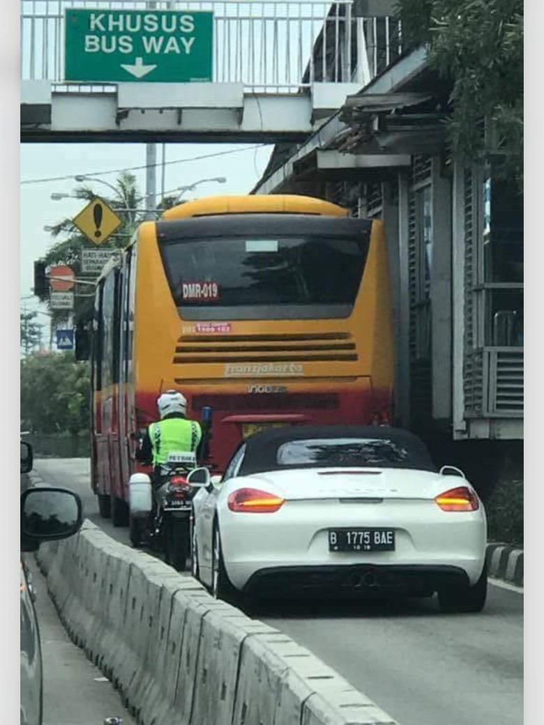 Ramai Dibahas, Porsche yang Dikawal Polisi Masuk Busway Diselidiki