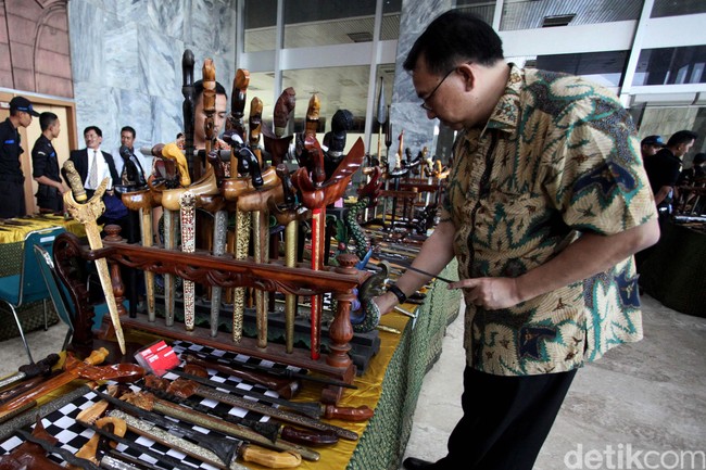 melihat-pameran-keris-di-dpr