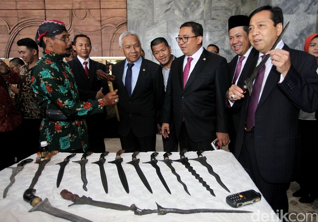 Melihat Pameran Keris di DPR