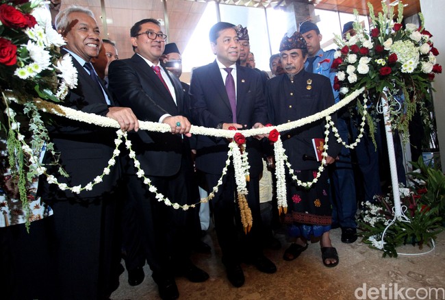 Melihat Pameran Keris di DPR