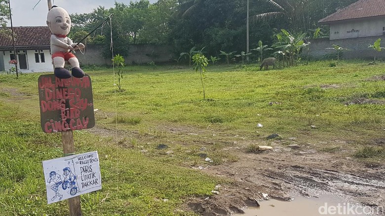 Protes Jalan Rusak di Serang, Warga Pasang Boneka sedang Memancing