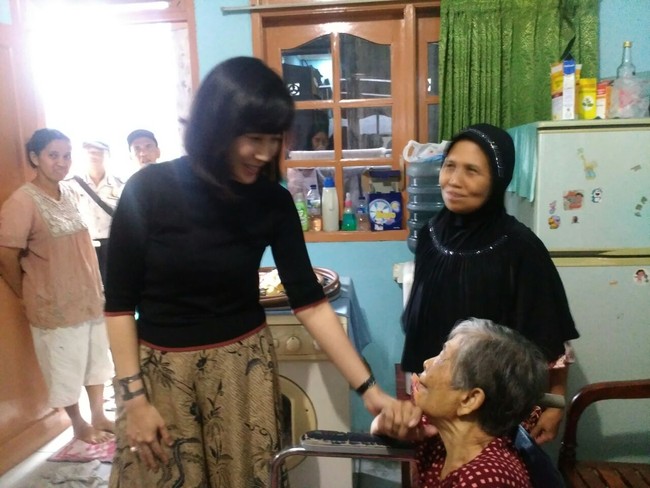 jenguk-lansia-sakit-di-kemayoran-veronica-cek-program-ahok