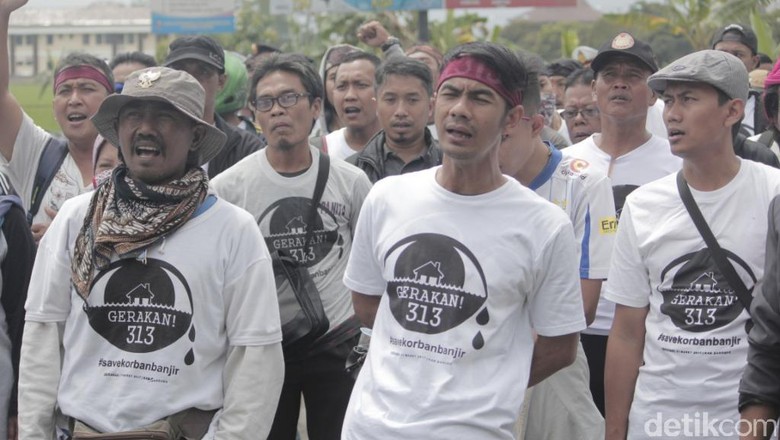 ratusan-korban-banjir-kabupaten-bandung-gelar-aksi-313
