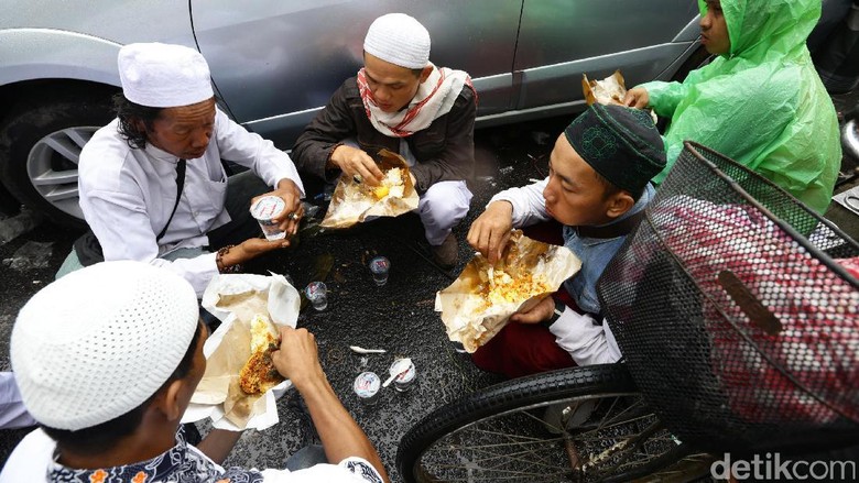Ironis! Serukan Perjuangan Ummat, Sekjen FUI Ditangkap di Hotel Mewah Kempinski