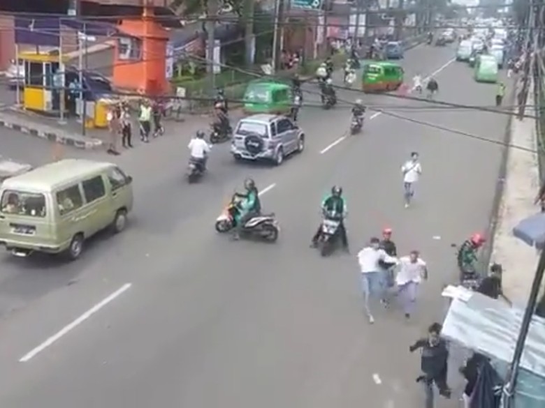 Mirip Film Hollywood, Driver Grab Bubarkan Tawuran Pelajar di Bogor