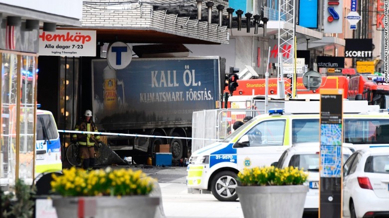 breaking-news-teror-truk-tabrak-kerumunan-orang-di-swedia-7-4-17