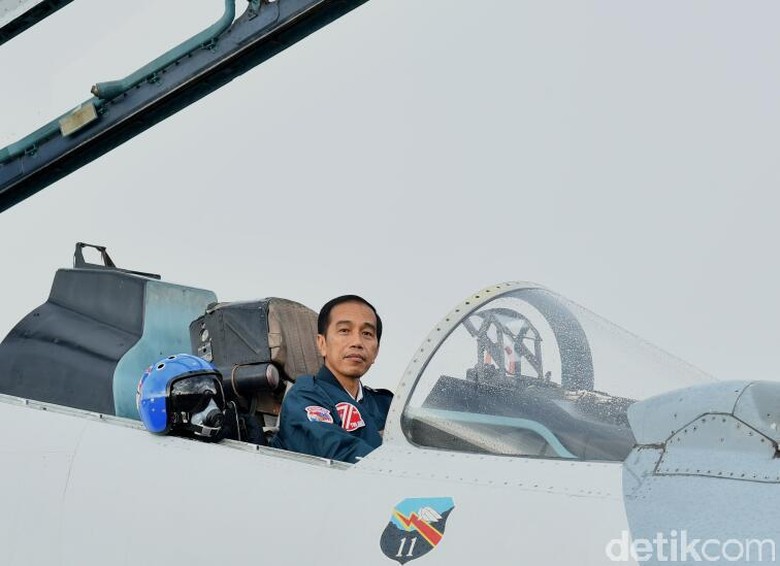 Gaya Jokowi Duduk di Kokpit Pesawat Tempur Sukhoi