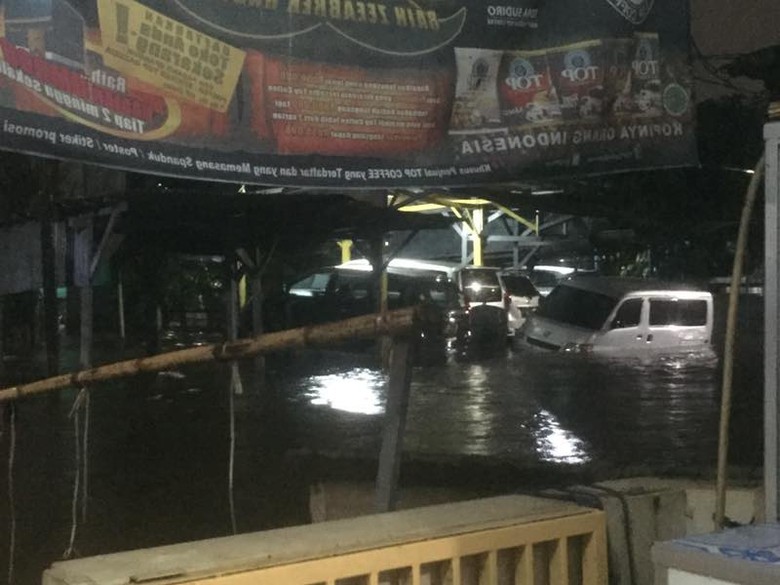 Cerita Pengguna Taksi Online yang Terjebak Banjir di Kemang