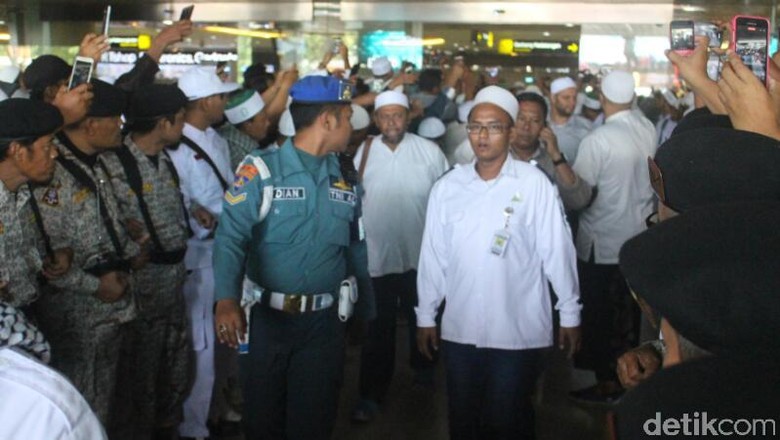 teriakan-takbir-sambut-kedatangan-habib-rizieq-di-bandara-juanda