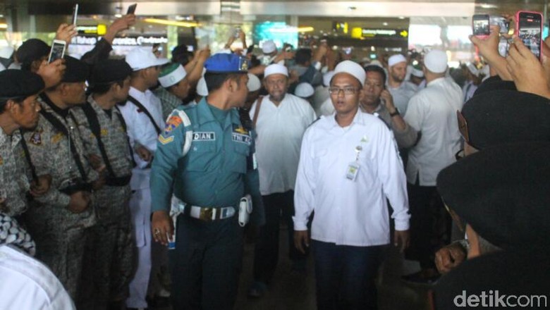 Teriakan Takbir Sambut Kedatangan Habib Rizieq di Bandara Juanda