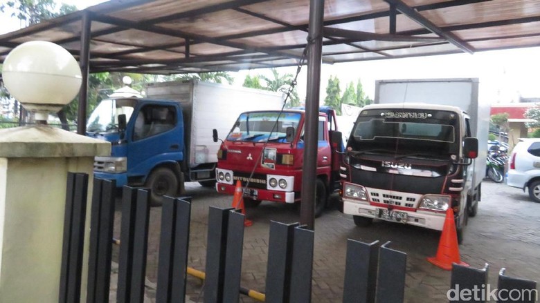 Penampakan Truk Sembako 'Serangan Fajar' Pilgub DKI di Kalideres
