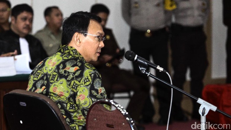 ahok-bacakan-pleidoi-teriakan-takbir-menggema-di-ruang-sidang