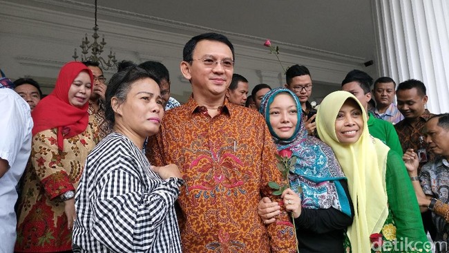 Bunga dan Tangis Warga Sambut Ahok di Balai Kota