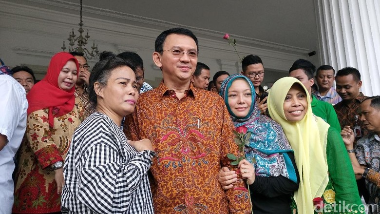 Bunga dan Kerumunan Warga Sambut Ahok di Balai Kota Pagi Ini