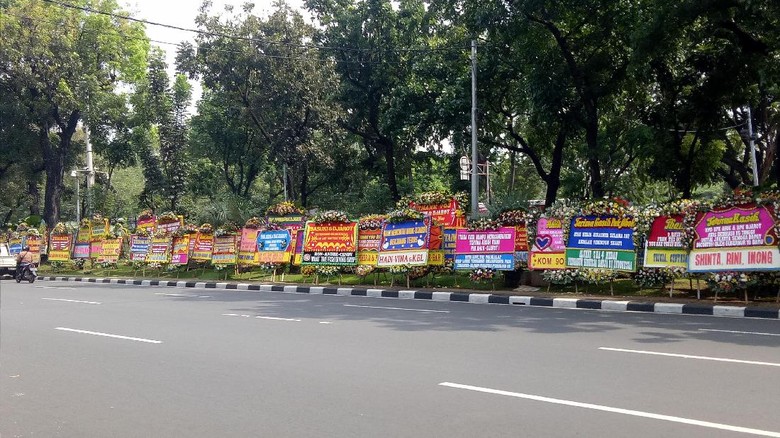 Balai Kota Tak Muat Tampung, Karangan Bunga Ahok Meluber ke Jalan