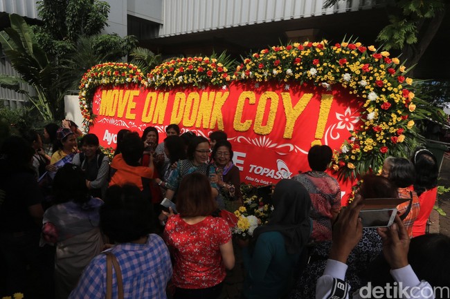 Karangan Bunga 'Ayo Dukung OKE OCE' di Balai Kota Dirusak