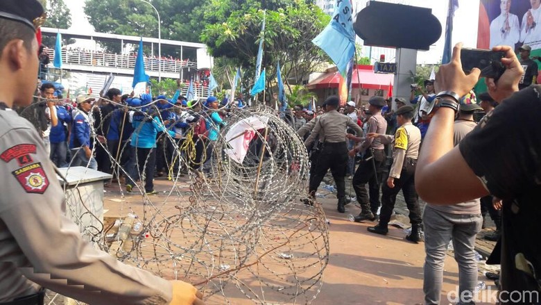 Massa Buruh Dorong dan Lempari Pagar Berduri di Medan Mereka Barat