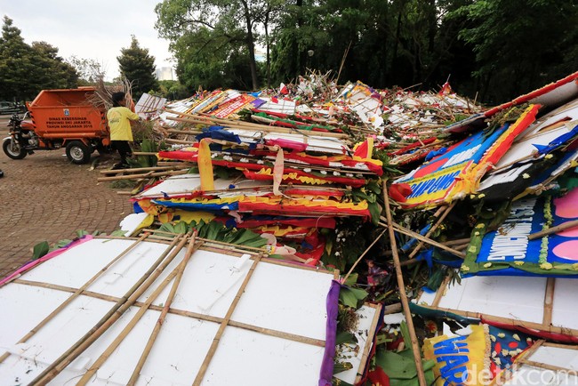 Sampah Karangan Bunga Menggunung di Monas