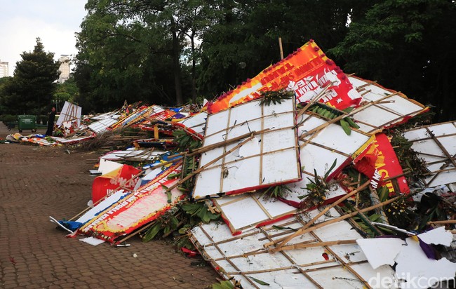 Sampah Karangan Bunga Menggunung di Monas