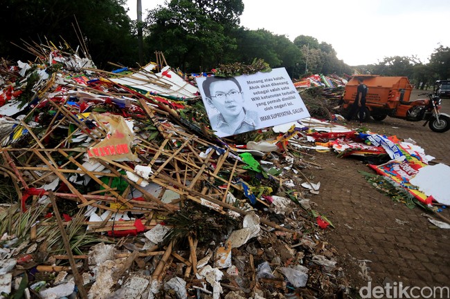 Sampah Karangan Bunga Menggunung di Monas