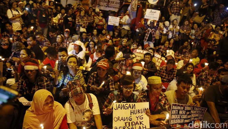 Massa Pro Ahok Masih Bertahan di Cipinang