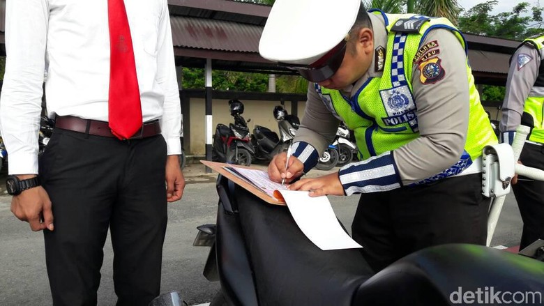 Menyoal Larangan Menggunakan Handphone Sambil Berkendara