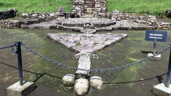 Candi Ini Punya Arca Penis 2 Meter & Relief Erotis