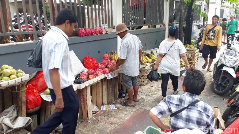 Kemarin Ditertibkan, Pedagang Buah Kaki Lima Kembali Jualan di Trotoar