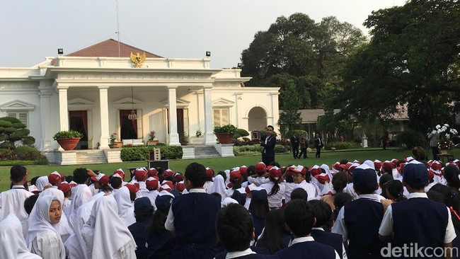 tebakan-jokowi-ke-siswa-soal-pemuda-tampan-dan-lutung-kasarung