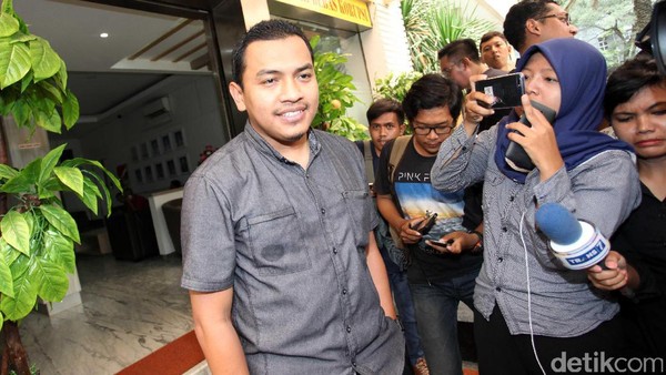 Dewi Tanjung Kirim Karangan Bunga HRS Positif COVID, FPI: Sampah Cari Sensasi
