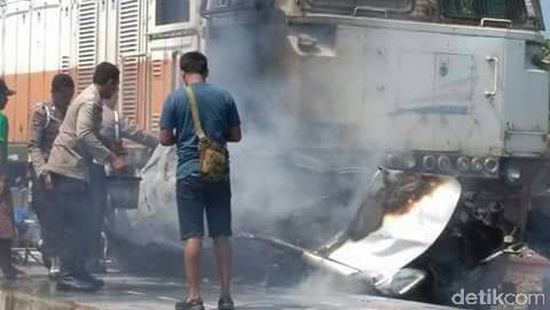 Mobil Tertabrak Kereta Api di Grobogan, 4 Orang Tewas