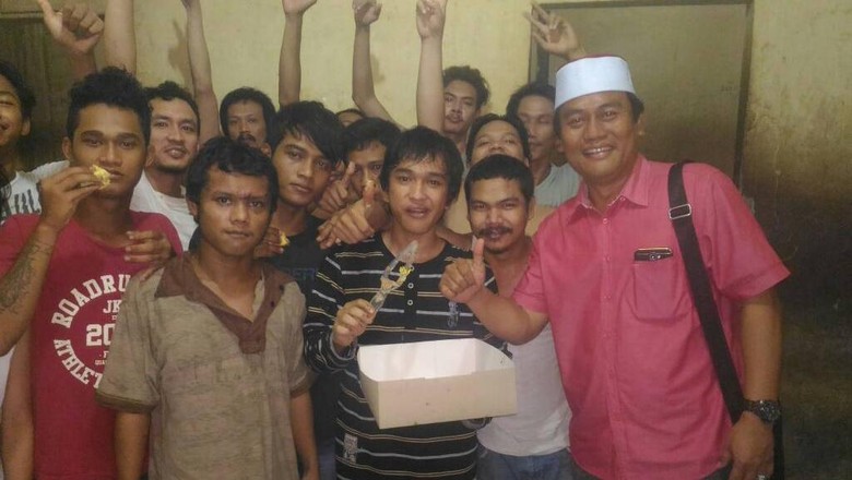 Polisi di Medan Beri Kejutan Kue Ulang Tahun ke Tahanan