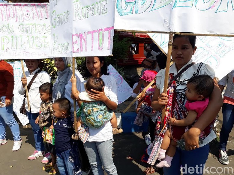 bawa-anak-karyawan-rokok-adukan-nasibnya-ke-pemkab-pasuruan
