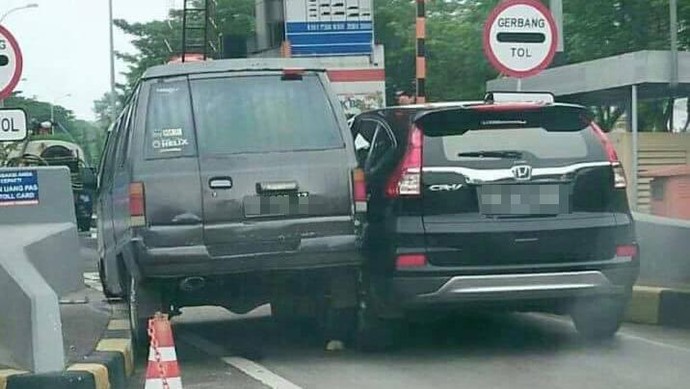 2 Mobil Pepet-pepetan di Pintu Tol Pool - detikOto