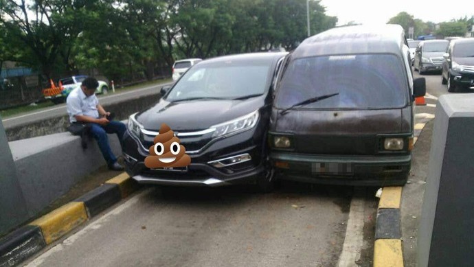 2 Mobil Pepet-pepetan di Pintu Tol Pool - detikOto