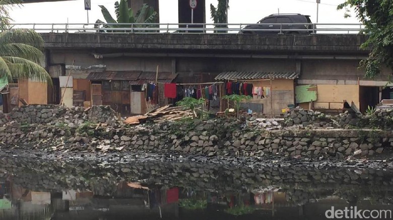 Rumah Bedeng Kembali Berdiri di Kolong Tol Kalijodo