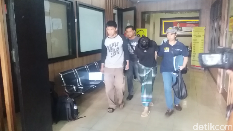 Bersarung, Begini Penampakan VM yang Nyaris Bugil Saat Dibawa ke RS