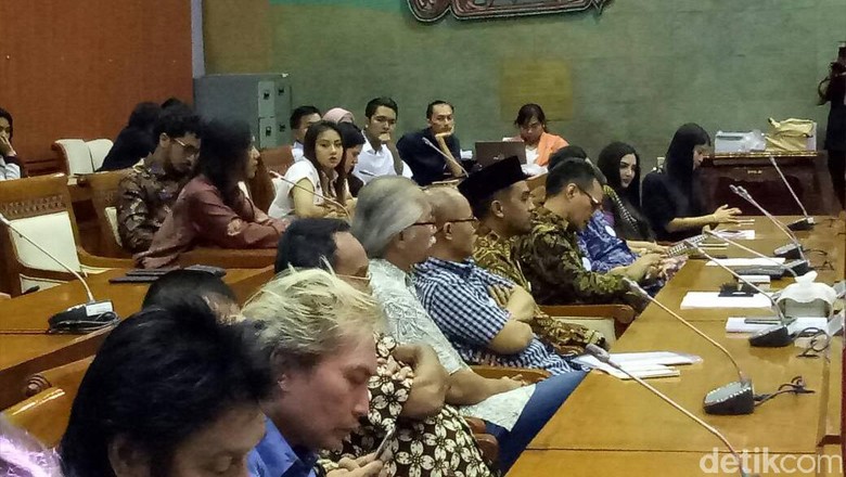 Curhat Young Lex di DPR: Lagu Tak Bisa Diputar hingga Pembajakan