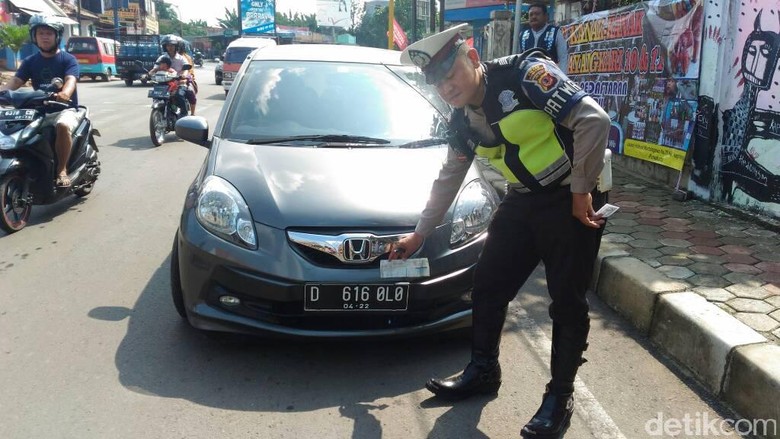 pakai-pelat--gigolo--di-mobil-pengemudi-brio-ditilang-polisi