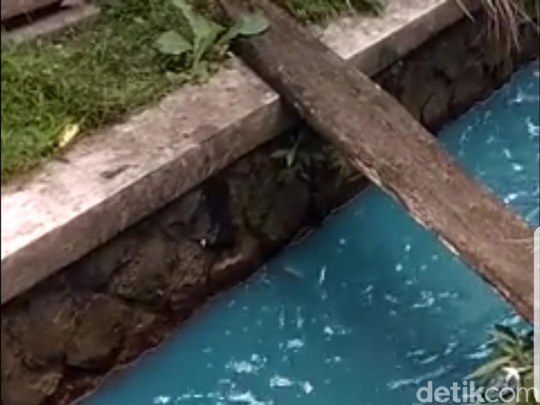 Diduga Tercemar, Selokan Air di Cipanengah Sukabumi Kerap Berubah Berwarna