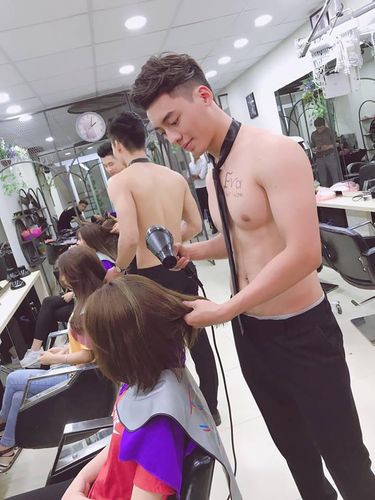 Potong rambut, bisa sekalian cuci mata, mantap mblo