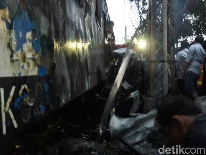 Kereta Walahar Terbakar di Senen, 2 Penumpang Mobil Tewas Terjepit