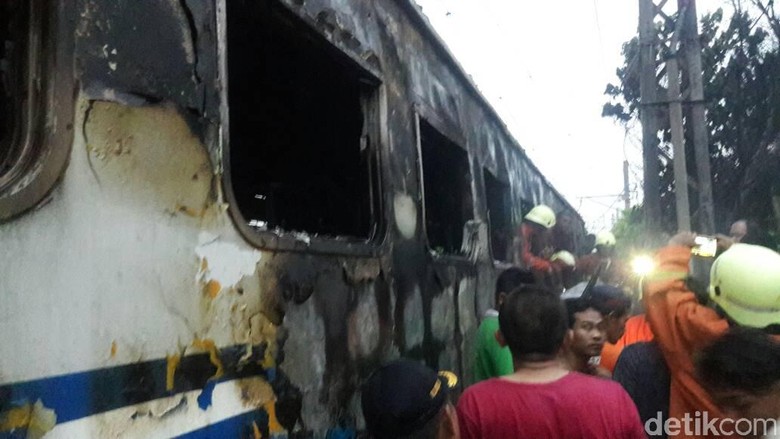 Tabrak Mobil, Kereta Terbakar di Senen