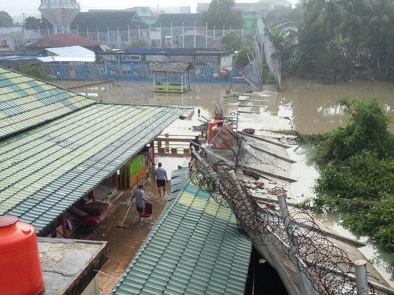 76-napi-lapas-jambi-kabur-akibat-dinding-jebol-diterjang-banjir