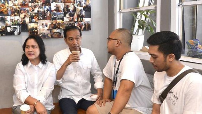 Jokowi Nge-vlog saat Nikmati 'Kopi Susu Tetangga'